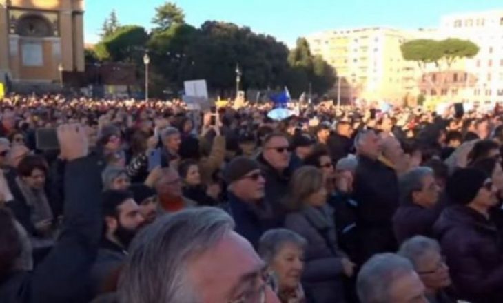 40 mijë persona protestojnë në sheshin e Romës, shikoni si e këndojnë himnin “Bella Ciao”
