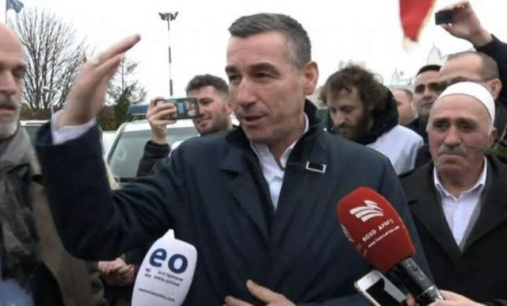 Momenti kur me të mbërritur nga Haga, Veseli ndalon dhe e puth flamurin kuq e zi