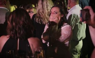 Shefi ua shpërndan 10 milionë dollarë punëtorëve të tij – Ky është reagimi i tyre