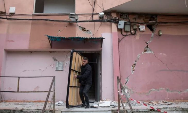 Hebrenjtë riparojnë shtëpinë e shqiptarëve myslimanë që i shpëtuan gjatë Holokaustit