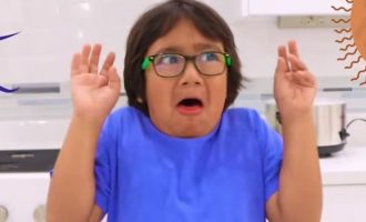 Njihuni me 8 vjeçarin që fitoi 20 milionë euro për 1 vit në Youtube