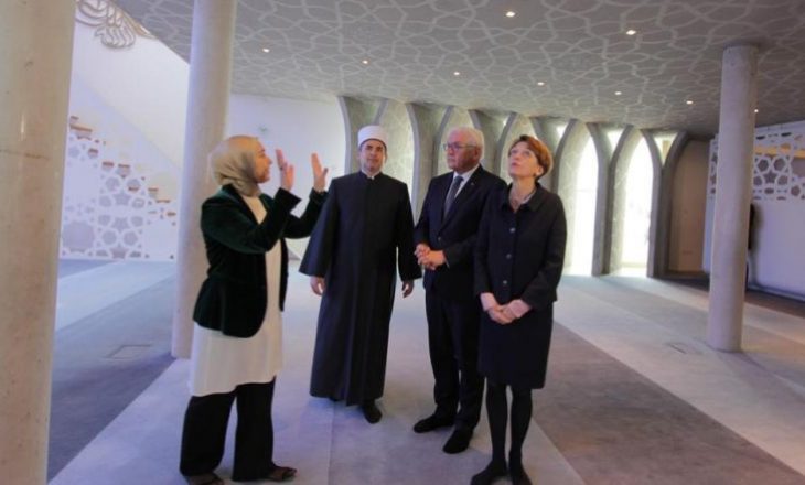Steinmeier viziton një xhami, imami shqiptar i përkthen presidentit gjerman kuptimin e ezanit