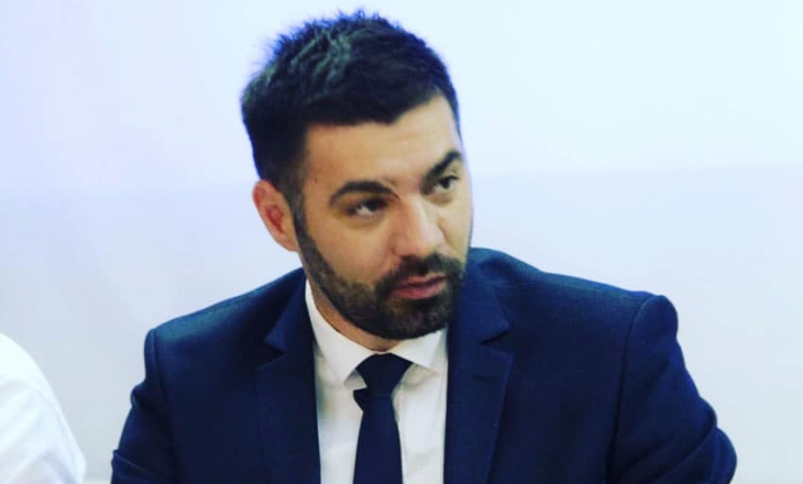 Këshilltari i drejtorit të Telekomit të Kosovës në drekë zyrtare me raki dardhe e levrek deti