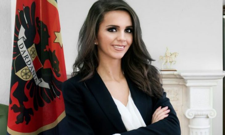 Nuk është më deputete, por kështu duket Teuta Rugova në një fustan transparent