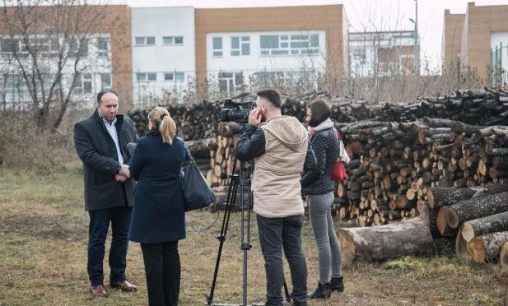 Komuna e Ferizajt ndihmon 150 familje me drunj për ngrohje