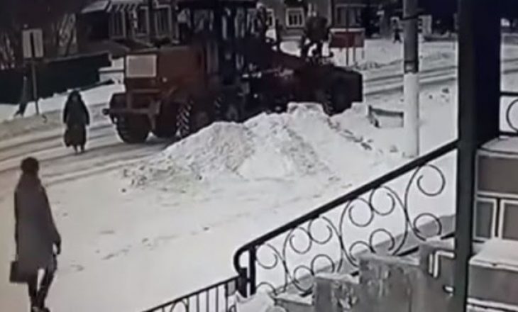 Pastruesi i borës shkel një të moshuar