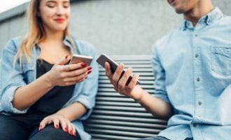 Varësia nga telefonat mobilë shkakton depresion dhe ankth