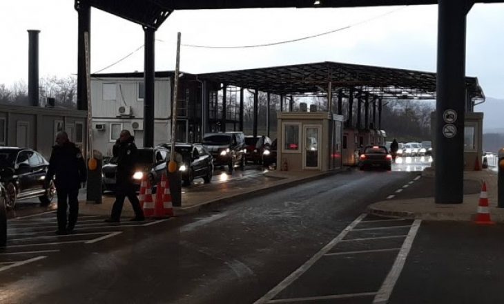 Pritje të gjata në hyrje të Merdares, ja kë po fajësojnë bashkatdhetarët