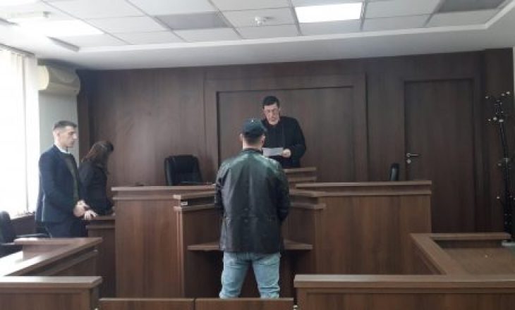 Dënohet me gjobë punëtori i sigurimit të bankës që e kishte grushtuar pensionistin