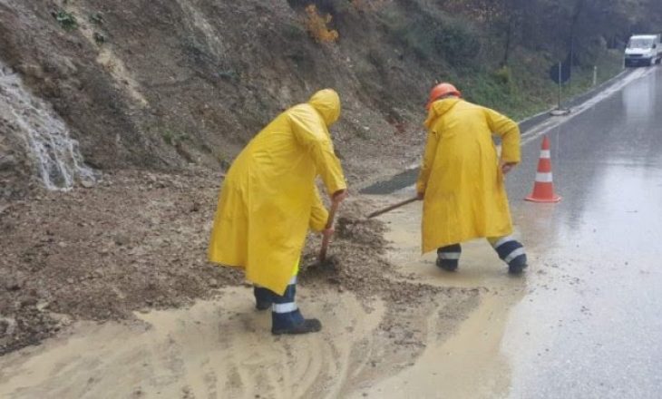Reshjet e dendura dhe era e fortë, vështirësi në disa akse rrugore në Shqipëri
