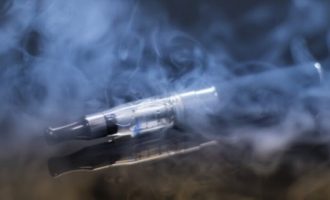 Ndalimi i cigareve elektronike mund të bëjë më shumë dëme se dobi