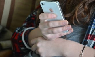 Nëse mbani mobilin tuaj nën çarçafë ju jeni në rrezik të madh