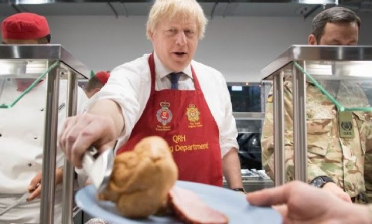 Boris Johnson “lë” postin e kryeministrit, shërben darkën për ushtarët