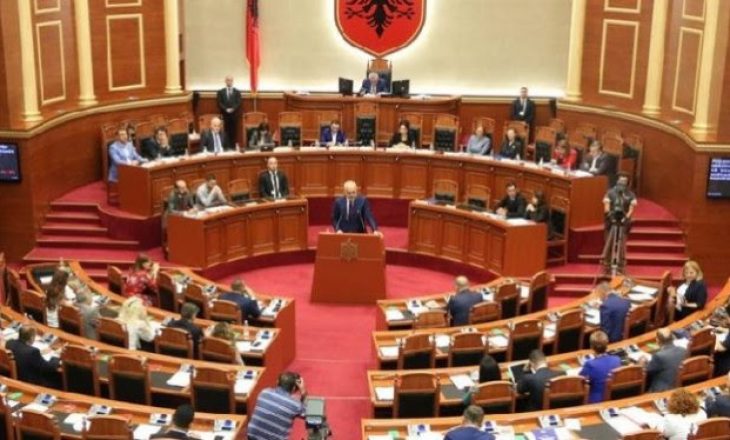 Shqipëri, sot pritet të votohet paketa “antishpifje”, gazetarët në protestë