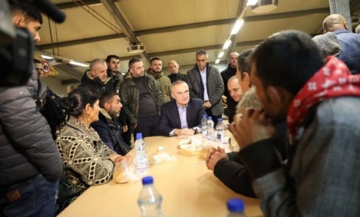 Presidenti Meta takoi të prekurit nga tërmeti që janë vendosur në Kosovë