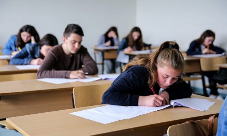 Nxënësit e Prishtinës arrijnë rezultate më të mira në anglisht se në gjuhën shqipe