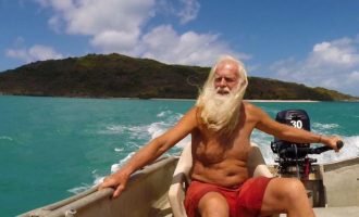 Milioneri vendos ta kalojë jetën në ishullin e braktisur – Tash e 22 vite jeton vetëm me qenin dhe ka këtë dëshirë