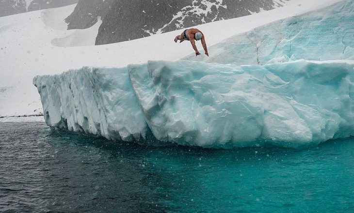 50-vjeçari britanik sfidon të ftohtin në ujërat e Polit të Veriut