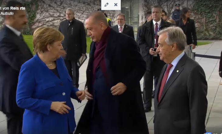 Momenti kur Merkel bëhet gati për t’ja heq pallton Erdoganit