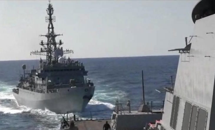 Video: Anija luftarake ruse “kërcënon” anijen amerikane në Detin Arabik, rrezikon përplasjen