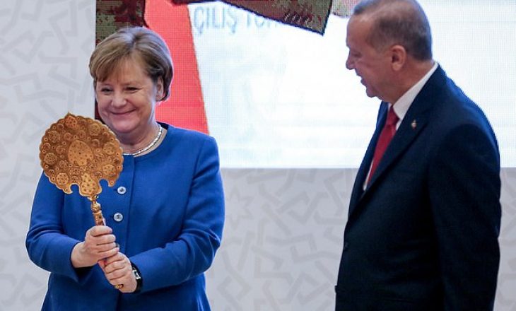 “Pasqyrë moj pasqyrë”, Merkel merr dhuratën speciale nga Erdogan