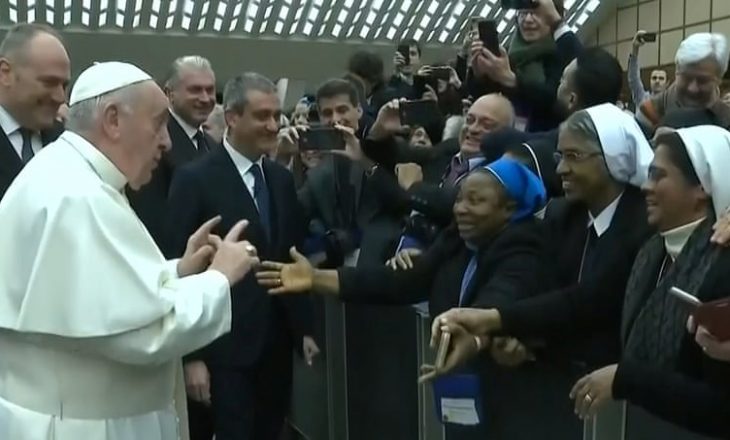 “Do të të puth, por mos më kafsho”, Papa sërish në qendër të vëmendjes