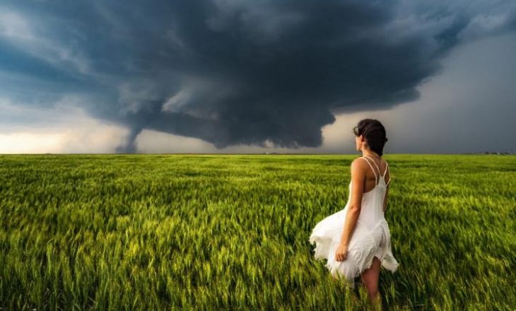 “Zhytet” në mes të 8 tornadove, modelja rrezikon jetën për këto fotografi