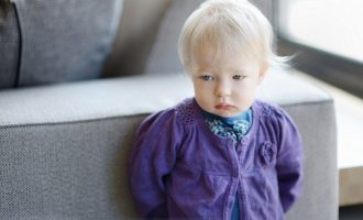 Këtë veprim mbase e bëni çdo ditë, por pa e ditur po e lëndoni fëmijën tuaj