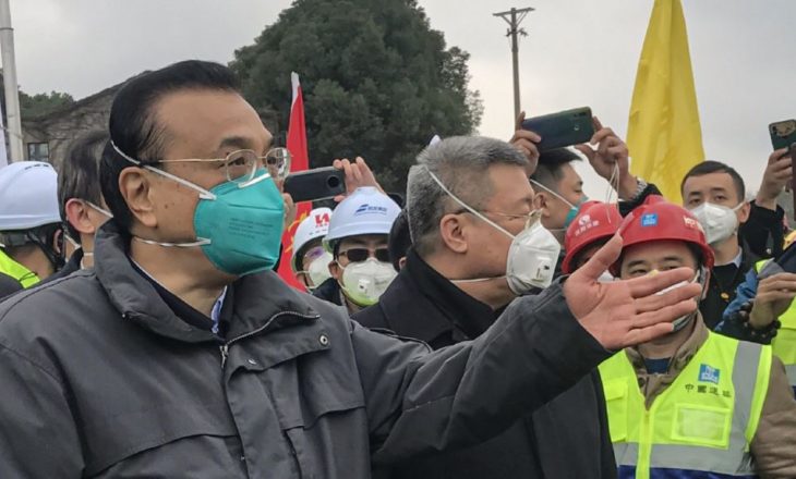 Kryeministri kinez viziton qytetin Wuhan, epiqendrën e virusit