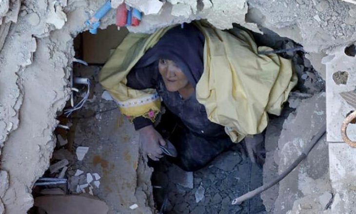Pamje të pabesueshme nga tërmeti, momenti kur një grua del vetë nga rrënojat