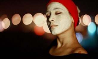 Mjafton një bardhë e vezës për një fytyrë pa pika të zeza