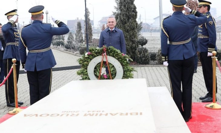 Ilir Meta bën nderime para varrit të Ibrahim Rugovës