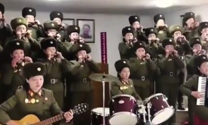 Ushtaret performojnë para diktatorit Kim Jong Un, videoja bëhet virale
