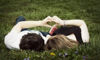 6 gjërat që pëlqejnë burrat te gjoksi i grave