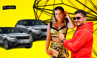 Ermali dhe Ariana Fejzullahu i gëzohen veturave të reja, të cilat bashkë kushtojnë afro 200-mijë euro