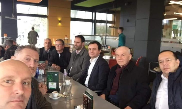 Kurti nuk e përfill ultimatumin e Mustafës, relaksohet me aktivistë në Pejë