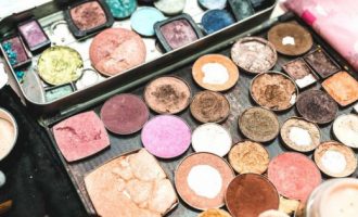 Për kaq kohë skadojnë produktet e makup-it