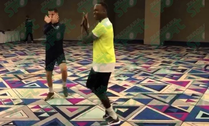 Futbollisti afrikan vallëzon me këngën “Xhamadani vija-vija”
