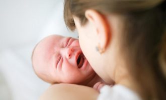 Përse nuk duhet t’i përkundni fort bebet