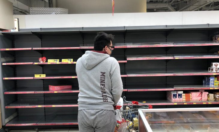 Boshatisen supermarketet në Hong Kong, mungesë të furnizimeve mjekësore në spitalet e Whanit