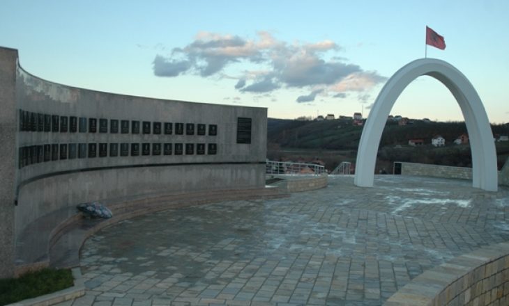 Pacolli fton ndërkombëtarët t’i bëjnë trysni Serbisë për vendosjen e drejtësisë për masakrën e Reçakut