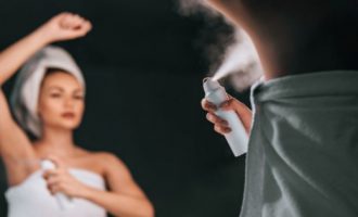 Pse s’duhet të vendosni deodorant në mëngjes dhe kur duhet ta bëni atë?