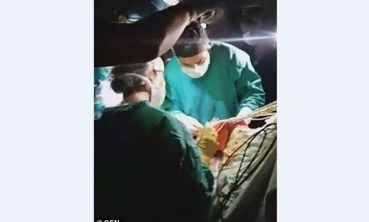 Operacion me dritat e celularëve për të hequr tumorin nga pacienti