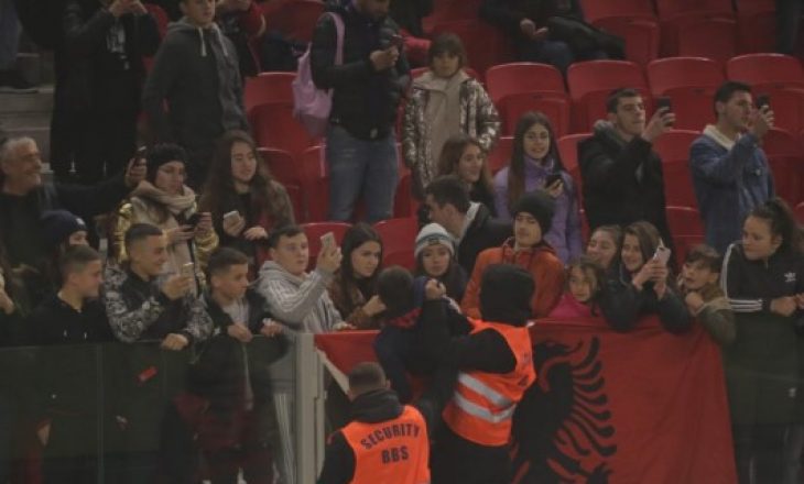 Incidenti në “Air Albania” – sigurimi e nxjerr me forcë një djalë nga stadiumi