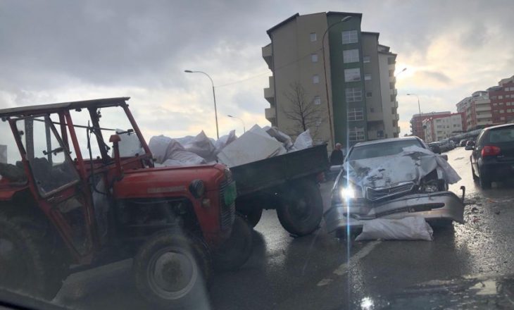 Aksident në Prishtinë mes veturës e traktorit