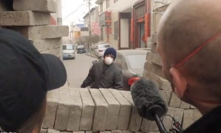 Fshatarët kinezë për t’u mbrojtur nga virusi vdekjeprurës, krijojnë mure me tulla