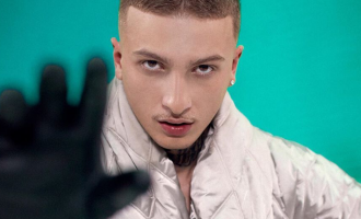 Fero ka një mesazh për kolegët e tij: E di që më dëgjon fshehtas, më ke idol, mos e fsheh