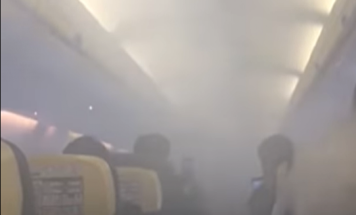 Momente paniku- Aeroplani mbushet me tym, udhëtarët bërtasin e qajnë gjatë fluturimit