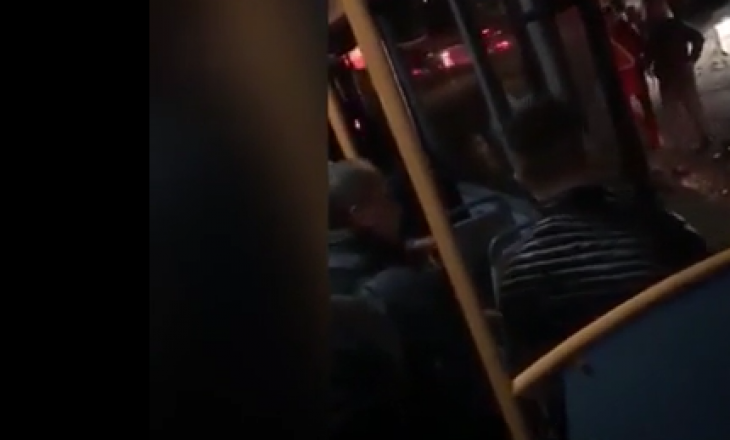Përleshje në autobusin shqiptar, pasagjerët të tmerruar: Nxorri thikën
