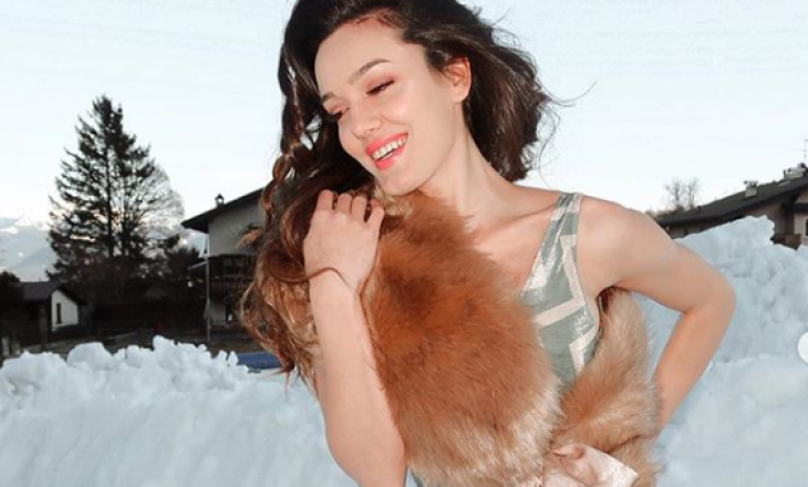 Balerina shqiptare çmend rrjetin, del me rrobabanjo në mes të borës